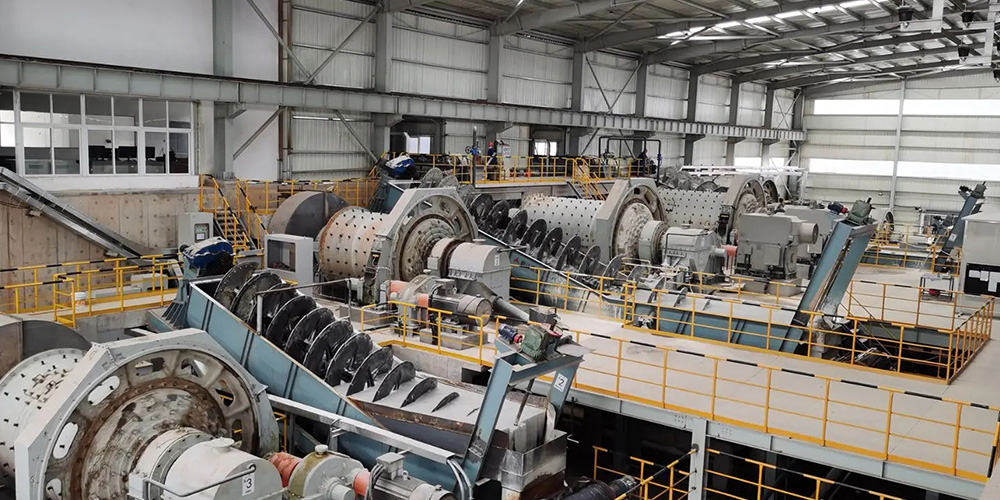 柳州某选矿厂重晶石脱水筛选加色选机提高矿石纯色度，提高矿石质量